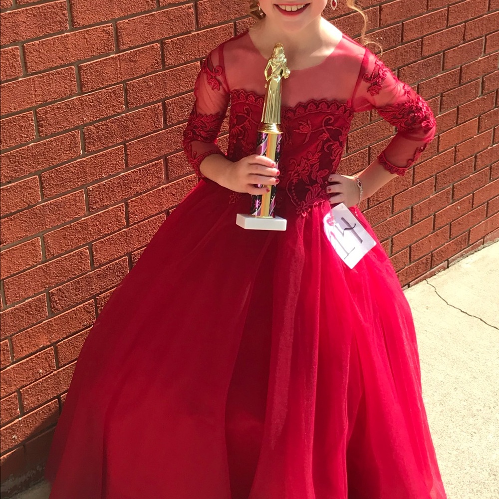 Gorgeous girls pageant dress I estimate size between 4 and 6